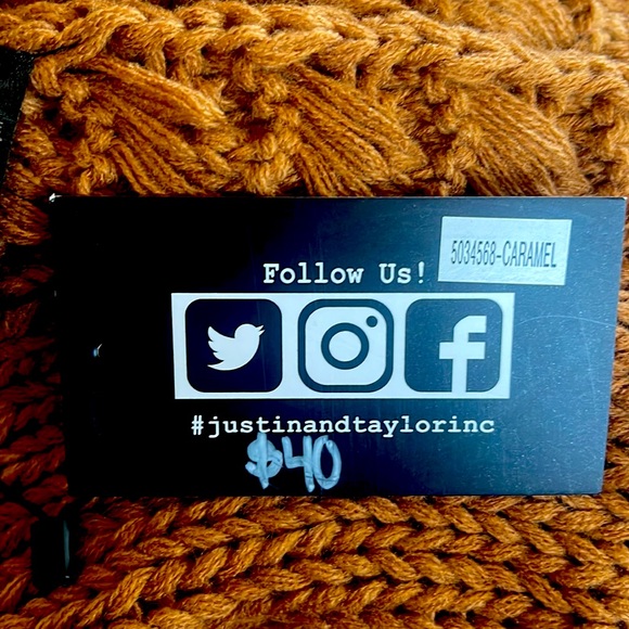 Caramel knit sweater Cape with sleeves. - Picture 4 of 4